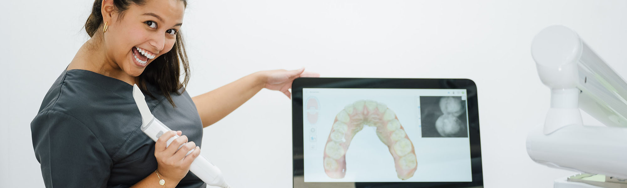 Zahnmedizinische Prophylaxeassistentin mit einem Intra-Oral-Scanners