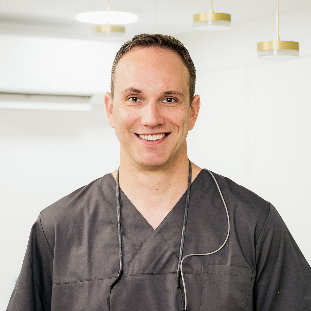 Zahnarztpraxis Cambradent - Teammitglied Dr Ronaldo Lenz unser Master microinvasive and esthetic dentistry Zahnarztpraxis Cambradent - Teammitglied Dr Ronaldo Lenz unser Master microinvasive and esthetic dentistry