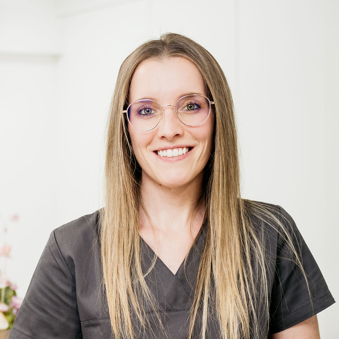 Zahnarztpraxis Cambradent - Teammitglied Isabell Horn unsere Zahnmedizinische Verwaltungsassistentin zuständig für Abrechnung und Empfang Zahnarztpraxis Cambradent - Teammitglied Isabell Horn unsere Zahnmedizinische Verwaltungsassistentin zuständig für Abrechnung und Empfang