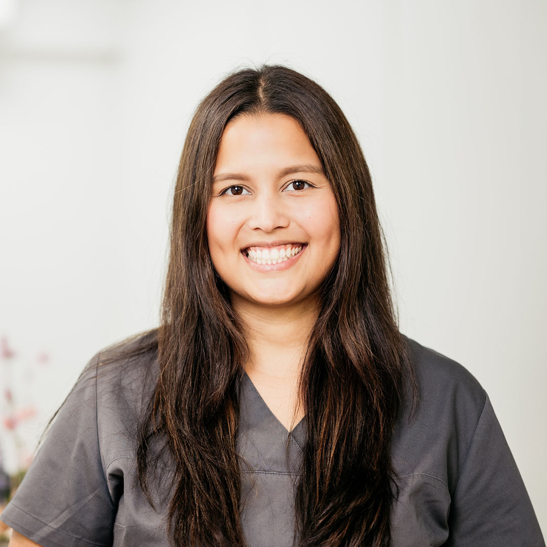Zahnarztpraxis Cambradent - Teammitglied Mellanee Hermann unsere zahnmedizinische Prophylaxeassistentin im Kariesmanagement Zahnarztpraxis Cambradent - Teammitglied Mellanee Hermann unsere zahnmedizinische Prophylaxeassistentin im Kariesmanagement